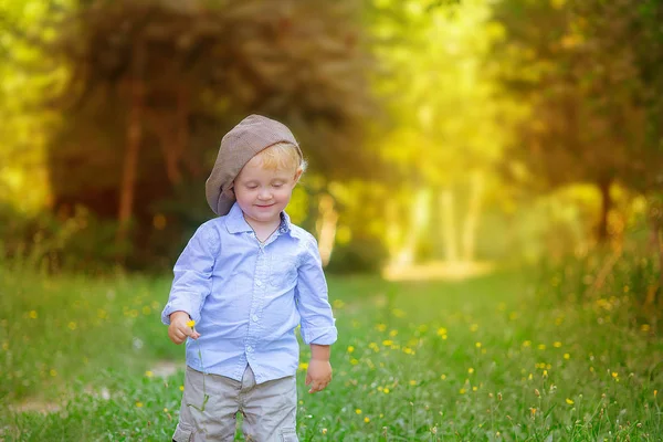 Kleiner Junge Mit Blonden Haaren Mütze Und Blauem Hemd Sommer — Stockfoto
