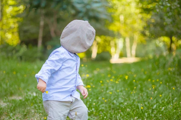 Kleine Jongen Met Blond Haar Een Shirt Van Het Glb — Stockfoto