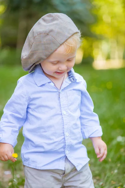 Kleiner Junge Mit Blonden Haaren Mütze Und Blauem Hemd Sommer — Stockfoto