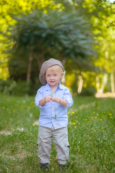 Ragazzino Con Capelli Biondi Berretto Camicia Blu Estate Campo Con — Foto Stock