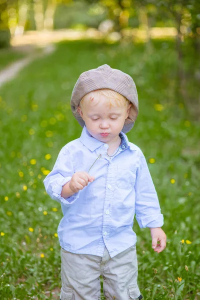 Μικρό Αγόρι Ξανθά Μαλλιά Ένα Καπάκι Και Μπλε Πουκάμισο Καλοκαίρι — Φωτογραφία Αρχείου