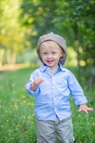 Kleiner Junge Mit Blonden Haaren Mütze Und Blauem Hemd Sommer — Stockfoto