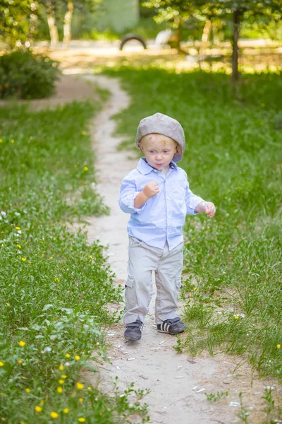 Маленький Мальчик Светлыми Волосами Кепке Голубой Рубашкой Летом Поле Цветами — стоковое фото