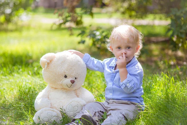 Menino Com Cabelo Loiro Brincando Com Ursinho Pelúcia Grama Verde — Fotografia de Stock