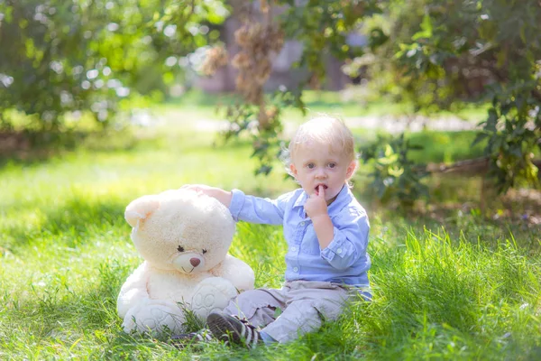 Menino Com Cabelo Loiro Brincando Com Ursinho Pelúcia Grama Verde — Fotografia de Stock