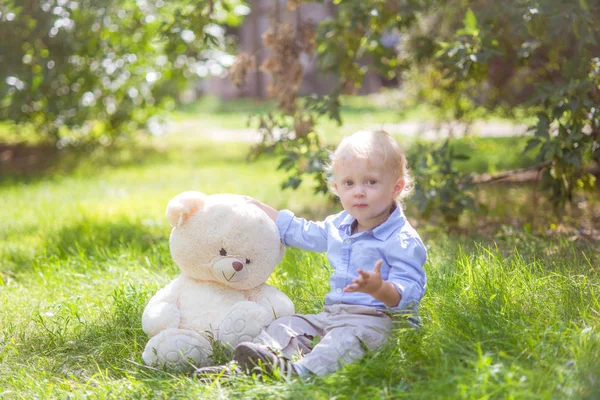 Kleiner Junge Mit Blonden Haaren Spielt Sommer Mit Einem Teddybär — Stockfoto