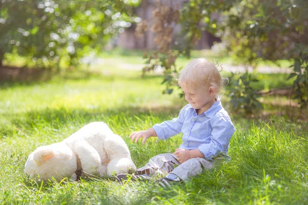 Niño Pequeño Con Pelo Rubio Jugando Con Oso Peluche Hierba —  Fotos de Stock