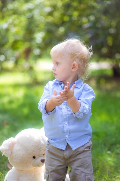 Menino Com Cabelo Loiro Brincando Com Ursinho Pelúcia Grama Verde — Fotografia de Stock