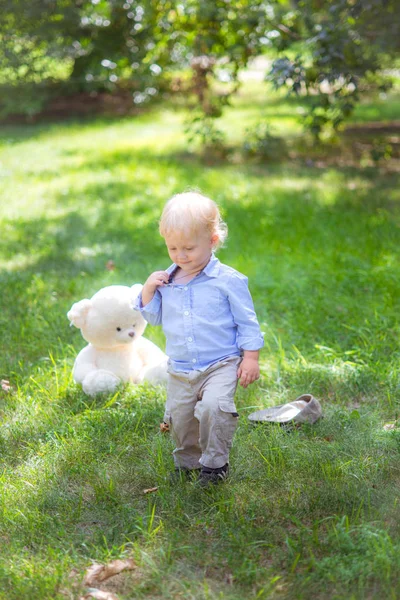 Niño Pequeño Con Pelo Rubio Jugando Con Oso Peluche Hierba —  Fotos de Stock