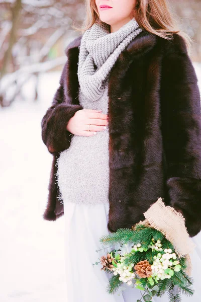 공원에서 겨울에 꽃다발과 코트와 드레스를 임산부 — 스톡 사진