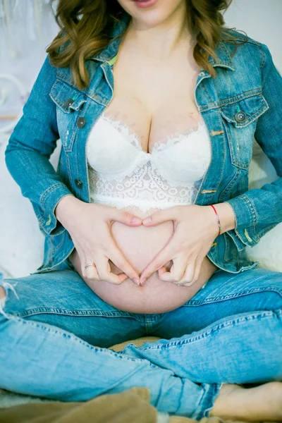 Vacker Gravid Kvinna Blå Jeans Säng Begreppet Happy Motherhood Hälsosam — Stockfoto