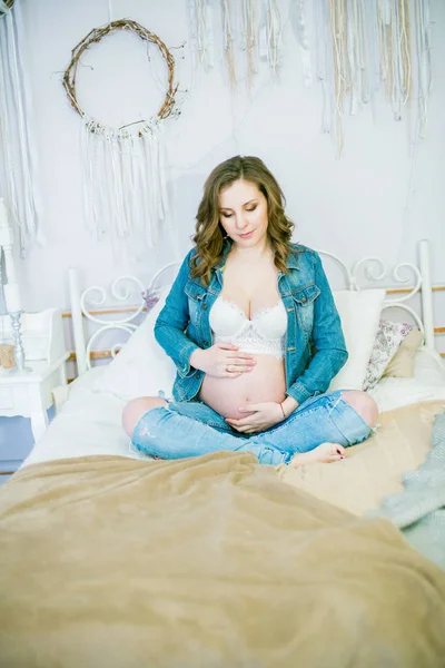 Krásná Těhotná Žena Modrých Džínách Posteli Koncept Šťastné Mateřství Zdravý — Stock fotografie