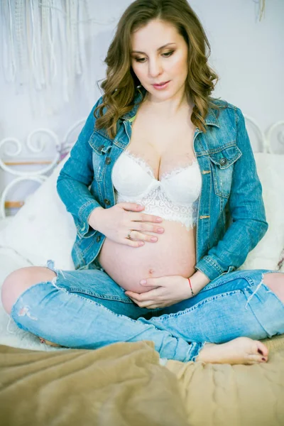 Mooie Zwangere Vrouw Blauwe Jeans Een Bed Concept Van Gelukkig — Stockfoto