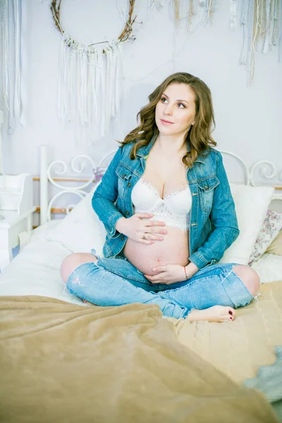 Mooie Zwangere Vrouw Blauwe Jeans Een Bed Concept Van Gelukkig — Stockfoto