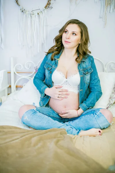 Bela Mulher Grávida Calça Azul Está Uma Cama Conceito Maternidade — Fotografia de Stock