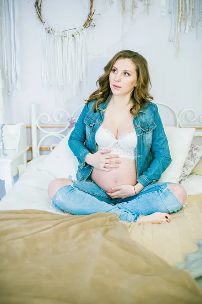 Mooie Zwangere Vrouw Blauwe Jeans Een Bed Concept Van Gelukkig — Stockfoto