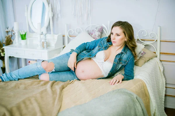 Mooie Zwangere Vrouw Blauwe Jeans Een Bed Concept Van Gelukkig — Stockfoto