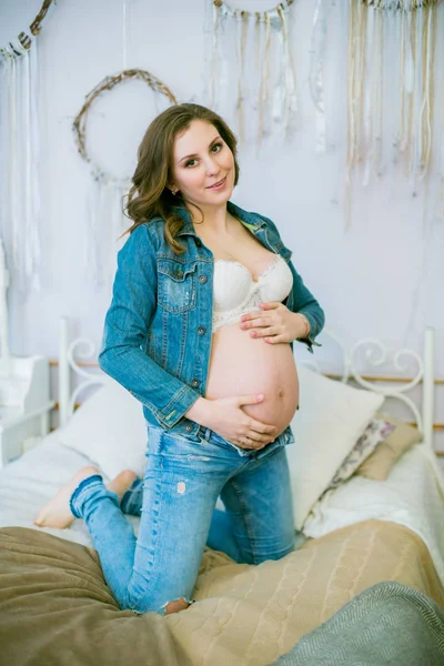 Mooie Zwangere Vrouw Blauwe Jeans Een Bed Concept Van Gelukkig — Stockfoto