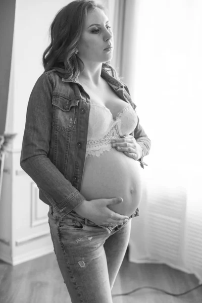 青いジーンズとデニムジャケットの美しい妊娠中の女性 幸せな母性 健康的なライフスタイルの概念 — ストック写真