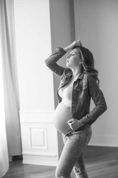 Mooie Zwangere Vrouw Blauwe Jeans Denim Jasje Concept Van Gelukkig — Stockfoto