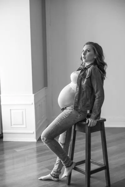 Mooie Zwangere Vrouw Blauwe Jeans Denim Jasje Een Hoge Houten — Stockfoto