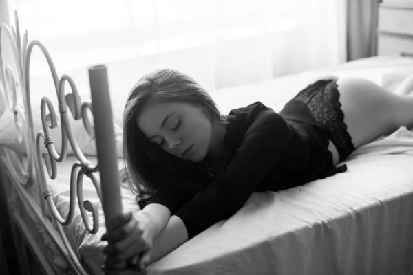 Πορτρέτο Του Όμορφη Σέξι Γυναίκα Σκούρα Μαλλιά Μακριά Εσώρουχα Ξαπλωμένη — Φωτογραφία Αρχείου