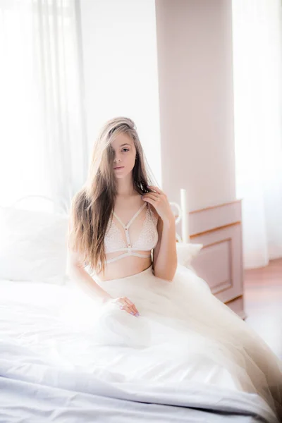 Young Beautiful Bride Dark Long Hair Morning Home White Bed — Stock Photo, Image