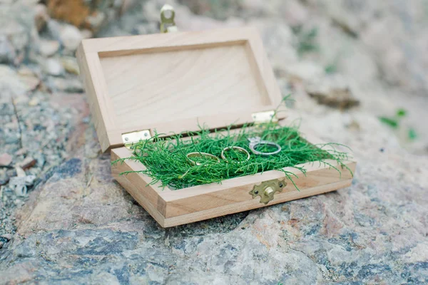 木制时尚盒子 带绿色青苔和结婚戒指 — 图库照片