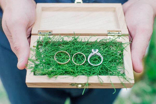 Caixa Elegante Madeira Com Musgo Verde Anéis Casamento — Fotografia de Stock