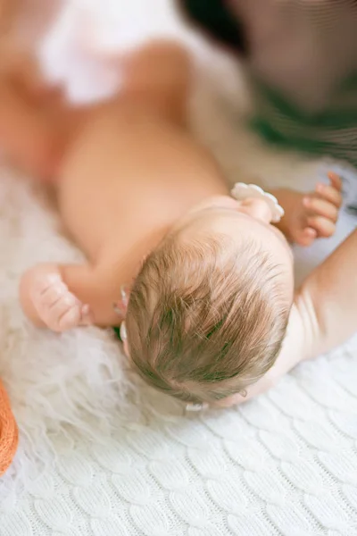 Home Portrait Newborn Baby Mother Bed — Stock Photo, Image