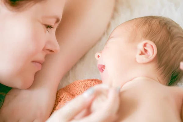 Home Portrait Newborn Baby Mother Bed — Stock Photo, Image