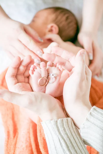 Anne Babasının Elinde Çocuk Ayakları Anne Baba Çocuk Mutlu Aile — Stok fotoğraf