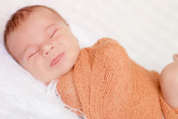 Yeni Doğmuş Erkek Bebek Evde Kötü Bir Şekilde Dinleniyor — Stok fotoğraf