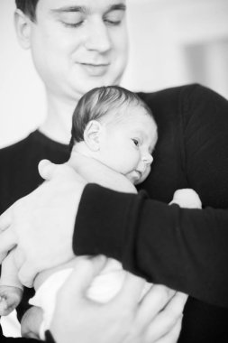 Yeni doğan bebek tutan baba kadar yakın, kopya alan arka plan afiş aile anne üzgün kavramı seviyorum