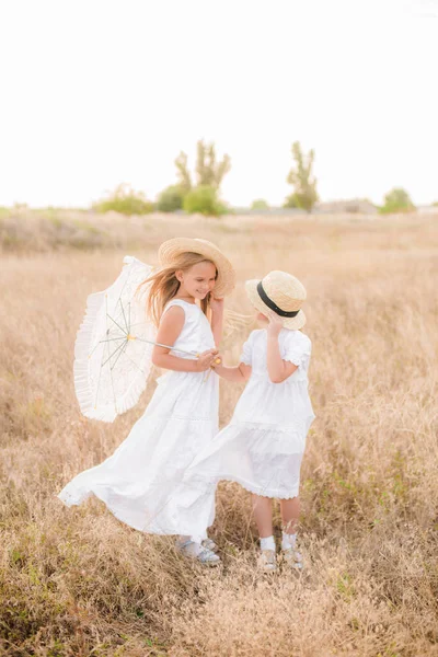 Cute Little Girls Sisters Blond Hair Summer Field Sunset White — Stock Photo, Image