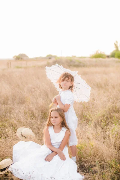 Śliczne Dziewczynki Siostry Blond Włosami Polu Letnim Zachodzie Słońca Białych — Zdjęcie stockowe