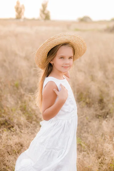 Menina Bonito Com Cabelo Loiro Campo Verão Pôr Sol Com — Fotografia de Stock