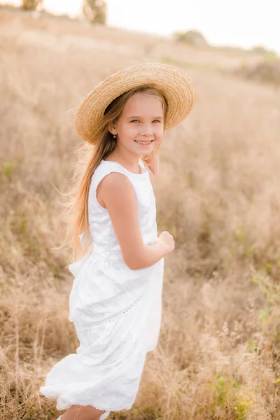 Menina Bonito Com Cabelo Loiro Campo Verão Pôr Sol Com — Fotografia de Stock