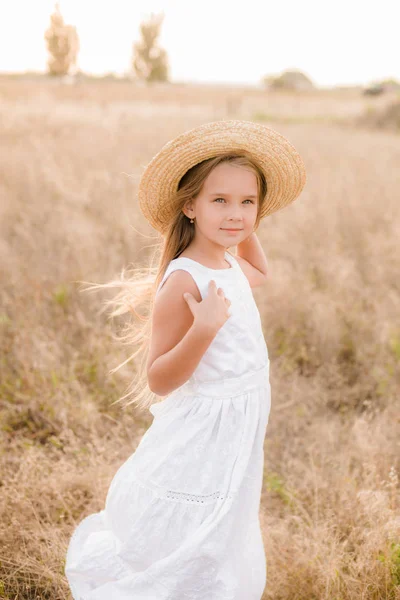 Linda Niña Con Pelo Rubio Campo Verano Atardecer Con Vestido —  Fotos de Stock