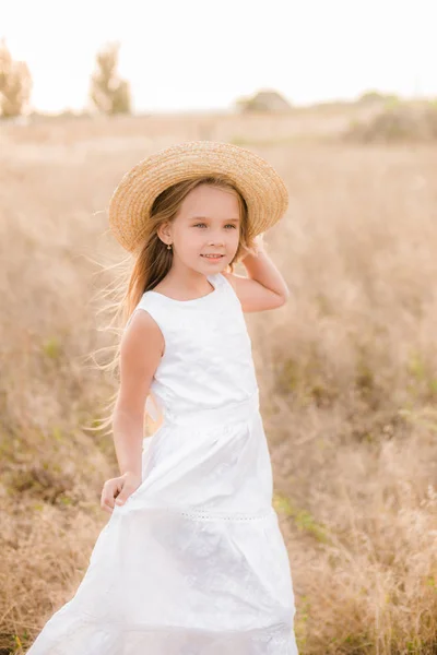 Cute Little Girl Blond Włosy Polu Letnim Zachodzie Słońca Białą — Zdjęcie stockowe