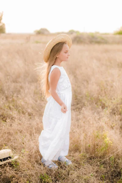 Cute Little Girl Blond Włosy Polu Letnim Zachodzie Słońca Białą — Zdjęcie stockowe