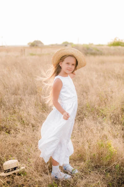 Jolie Petite Fille Aux Cheveux Blonds Dans Champ Été Coucher — Photo