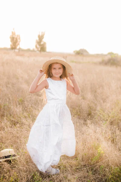 Cute Little Girl Blond Włosy Polu Letnim Zachodzie Słońca Białą — Zdjęcie stockowe