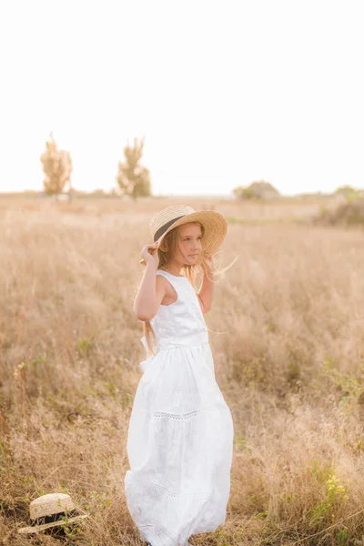 Jolie Petite Fille Aux Cheveux Blonds Dans Champ Été Coucher — Photo