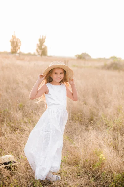 Cute Little Girl Blond Włosy Polu Letnim Zachodzie Słońca Białą — Zdjęcie stockowe