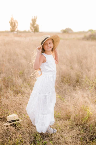 Симпатична Маленька Дівчинка Світлим Волоссям Літньому Полі Заході Сонця Білою — стокове фото