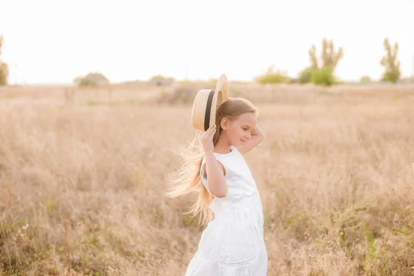 Menina Bonito Com Cabelo Loiro Campo Verão Pôr Sol Com — Fotografia de Stock