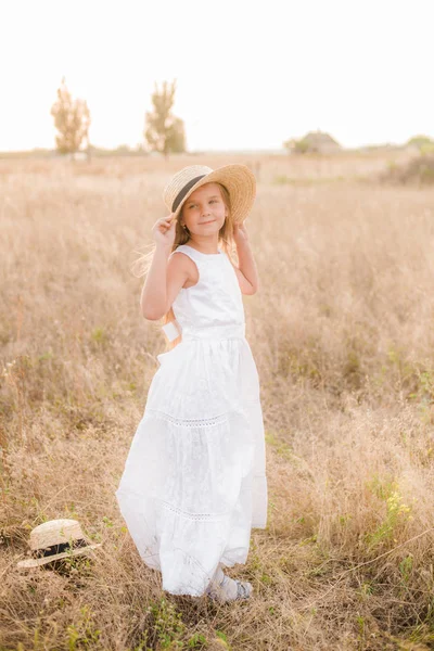 Menina Bonito Com Cabelo Loiro Campo Verão Pôr Sol Com — Fotografia de Stock