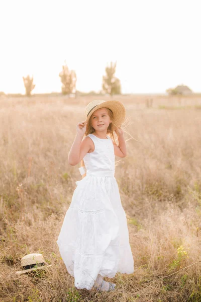 Linda Niña Con Pelo Rubio Campo Verano Atardecer Con Vestido —  Fotos de Stock