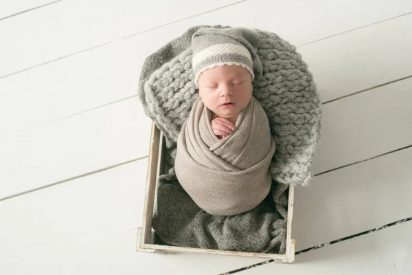Doce Bebê Recém Nascido Dorme Cesto Lindo Menino Recém Nascido — Fotografia de Stock